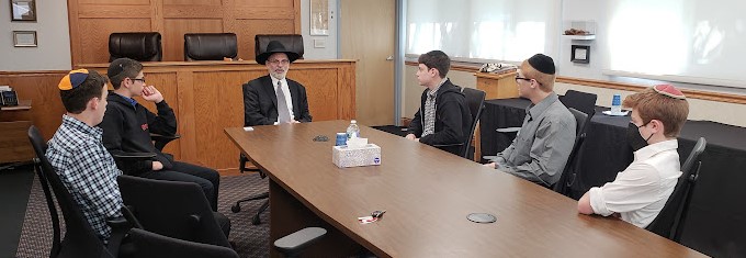 Epstein Hebrew Academy Students meet with Rabbi Reiss Shlitah.