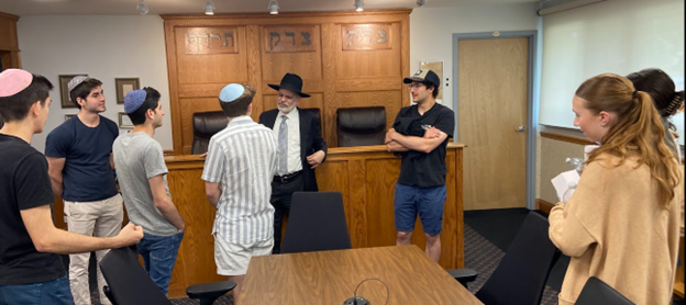 Rabbi Reiss Av Beth Din speaks to Students at Northwestern University Chabad.
